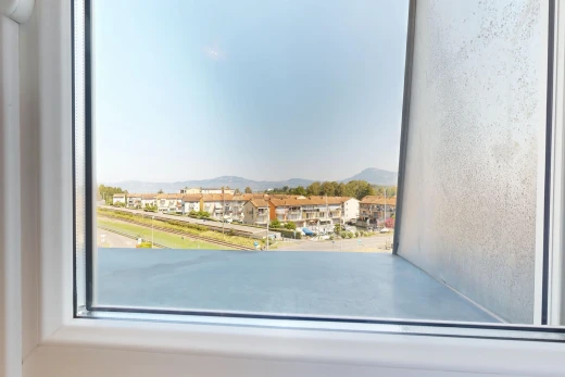 détails avec view, lumière naturelle, view focus, inside property, et window