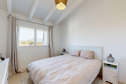chambre avec beamed ceiling, plafond à poutres, vaulted ceiling, plafond voûté, et high end ceiling
