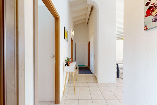 couloir avec plafond à poutres, beamed ceiling, plafond haut, high ceiling, et high end ceiling