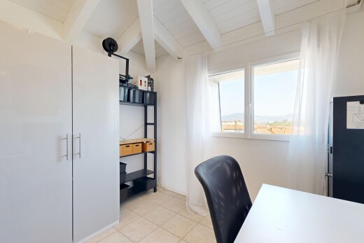 bureau avec beamed ceiling, plafond à poutres, high end ceiling, inside property, et tile floor