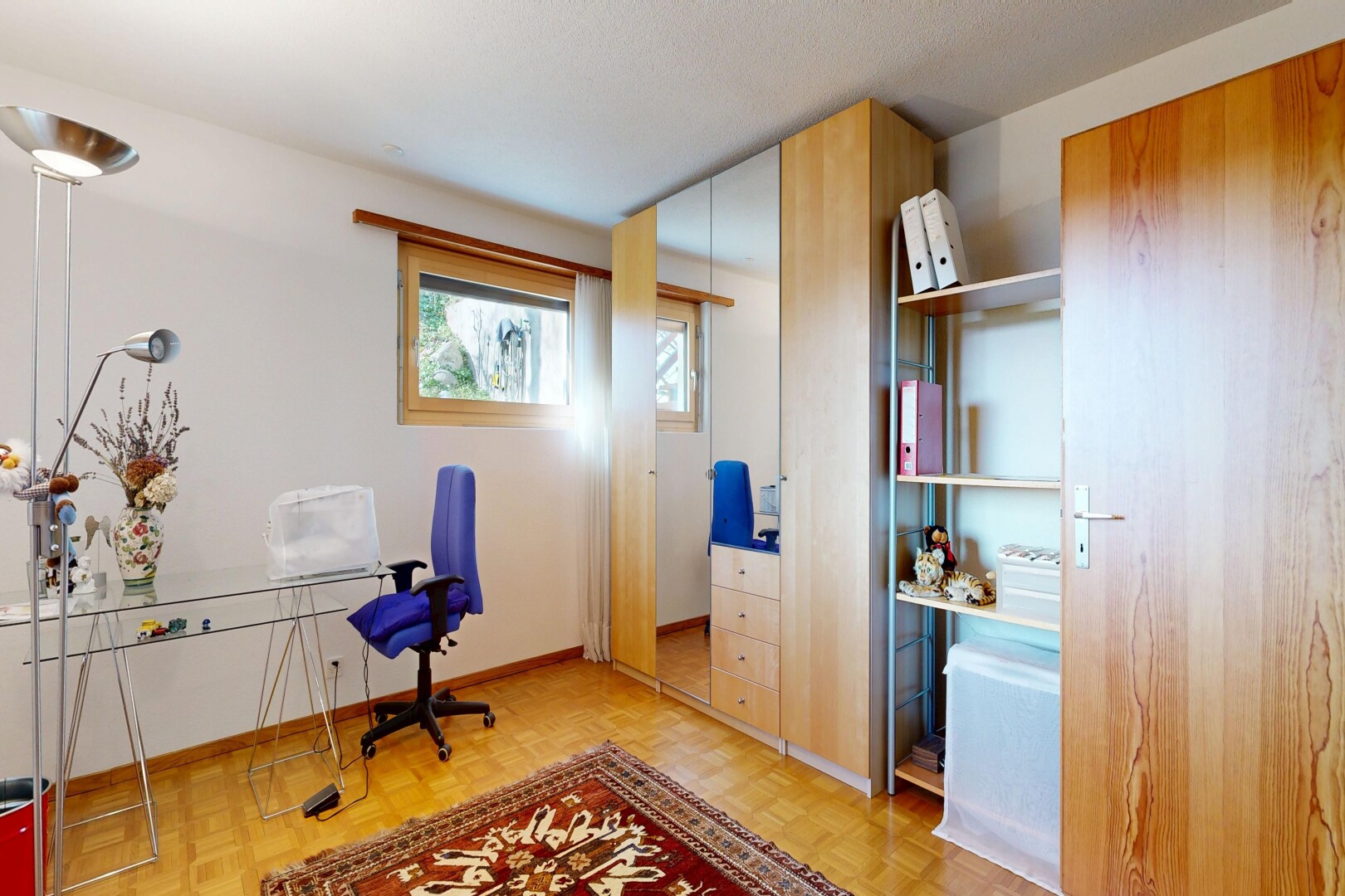 bureau avec natural light, lumière naturelle, drywall, cloison sèche, et inside property
