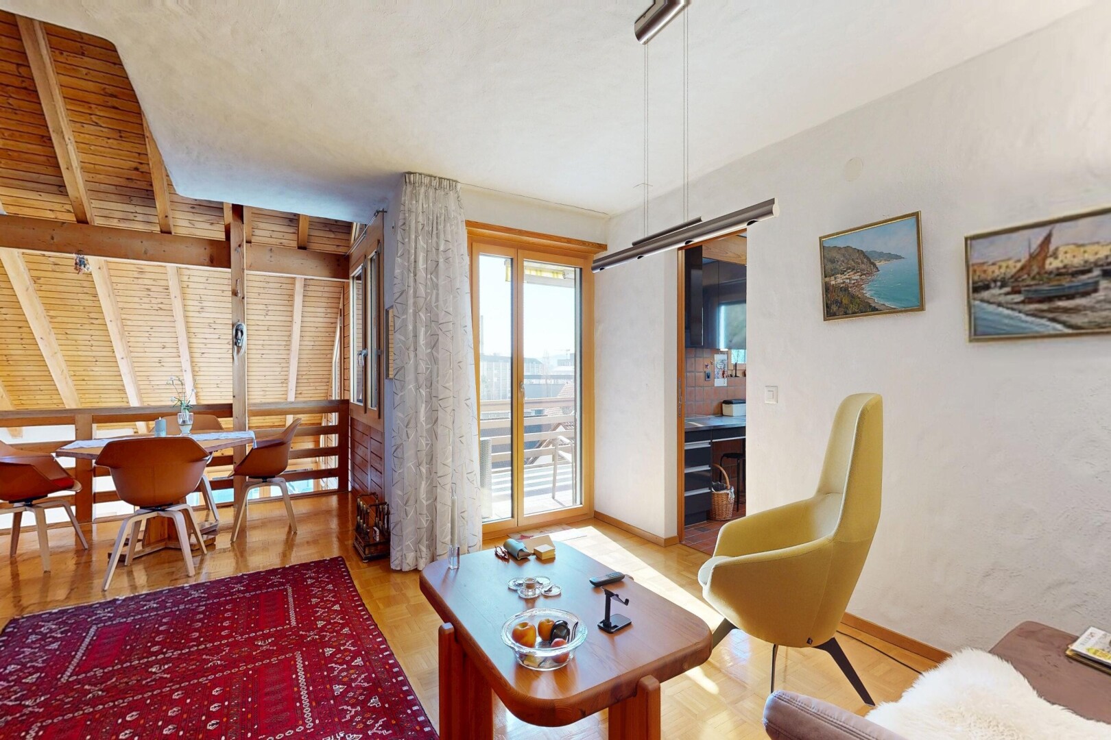salon / salle à manger avec inside property, natural light, lumière naturelle, wood finish floor, et sol en finition bois