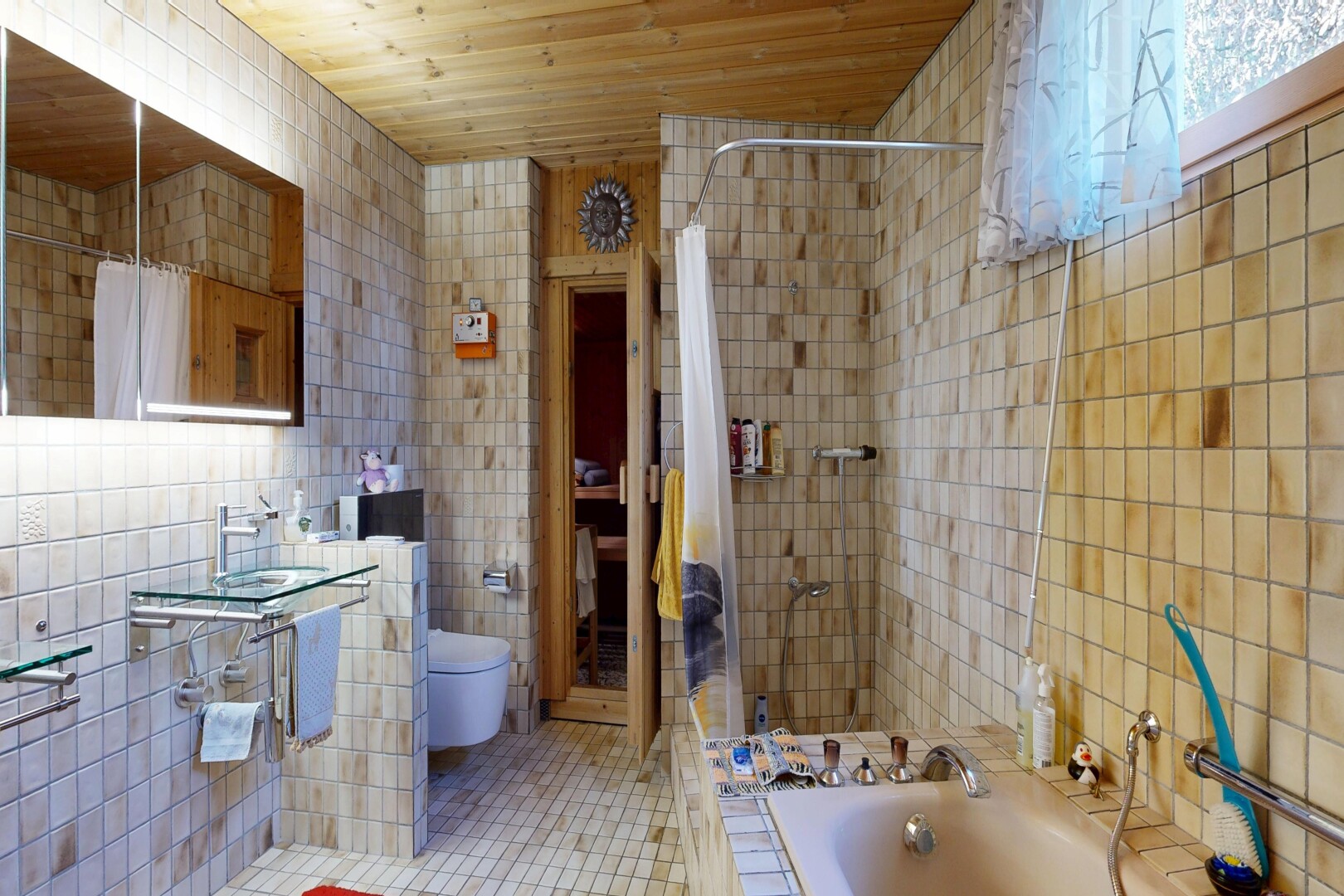 salle de bains avec tile wall, mur en carrelage, salle de bain complète, douche, et inside property