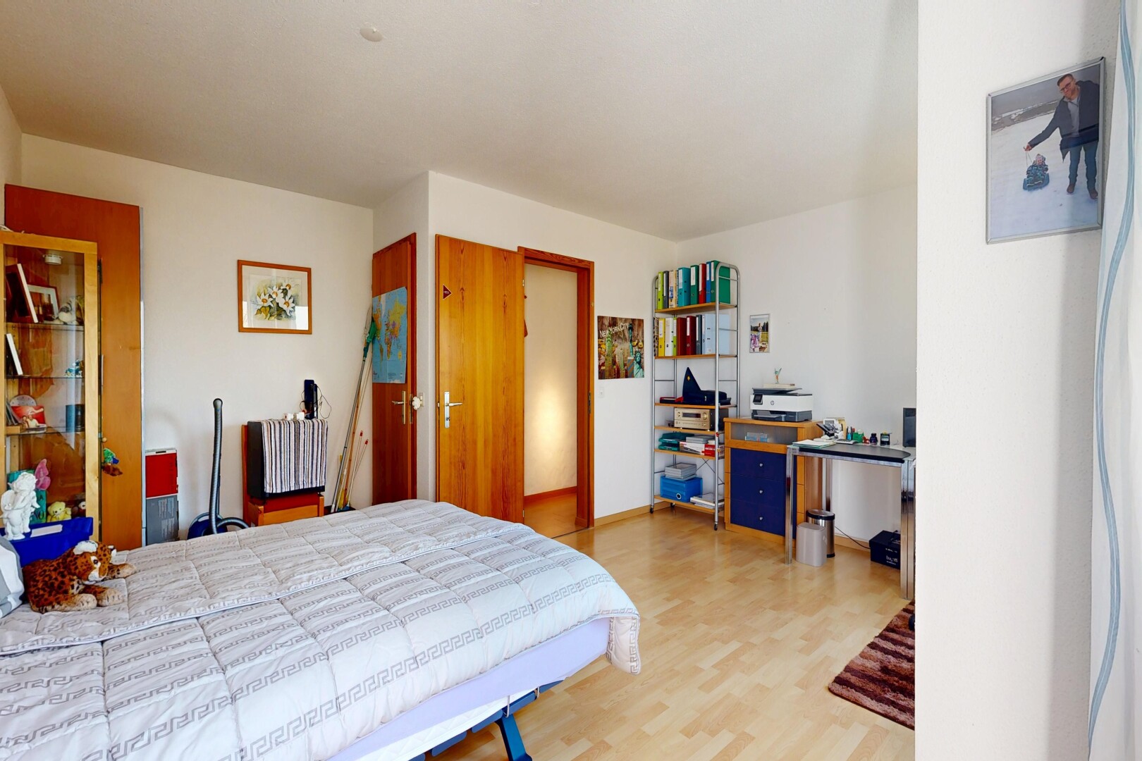 chambre avec sol en finition bois, wood finish floor, cloison sèche, drywall, et inside property
