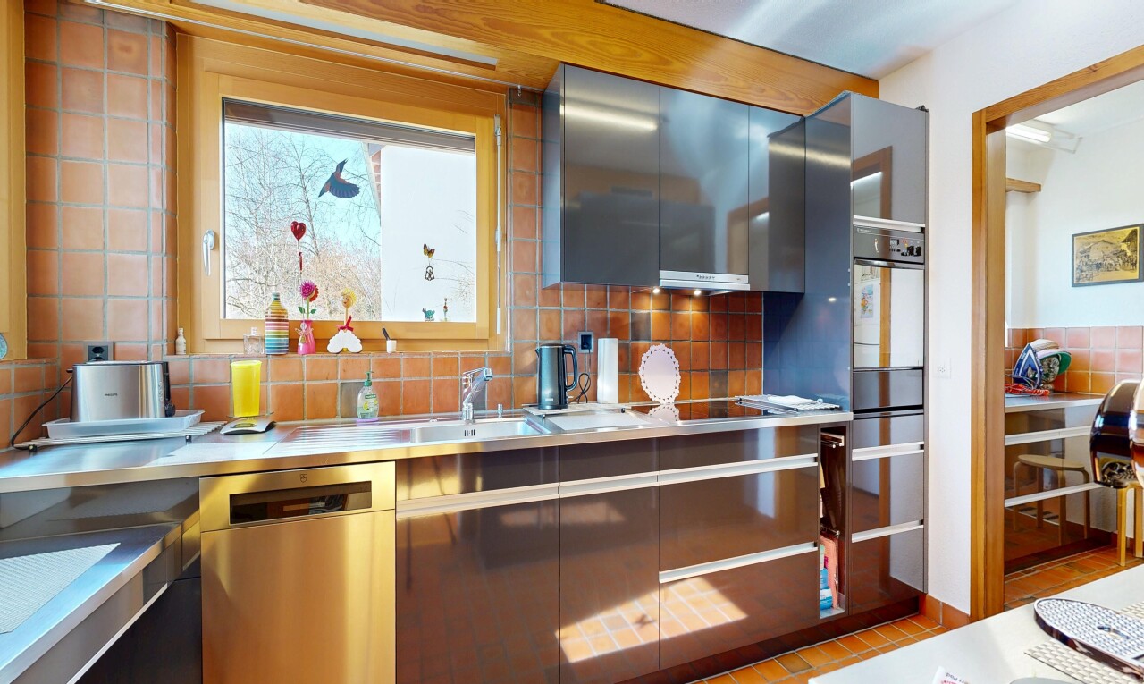 cuisine avec lave-vaisselle, dosseret, backsplash, inside property, et light countertops