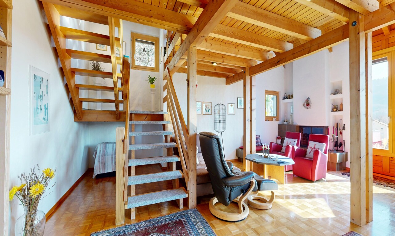 escaliers avec escaliers, inside property, wood finish floor, sol en finition bois, et beamed ceiling