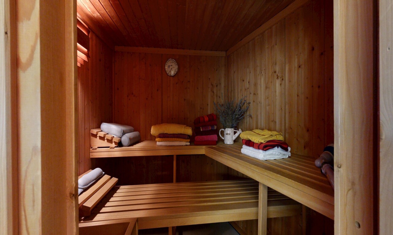 chambre avec sauna, plafond en bois, wood ceiling, inside property, et mur en bois