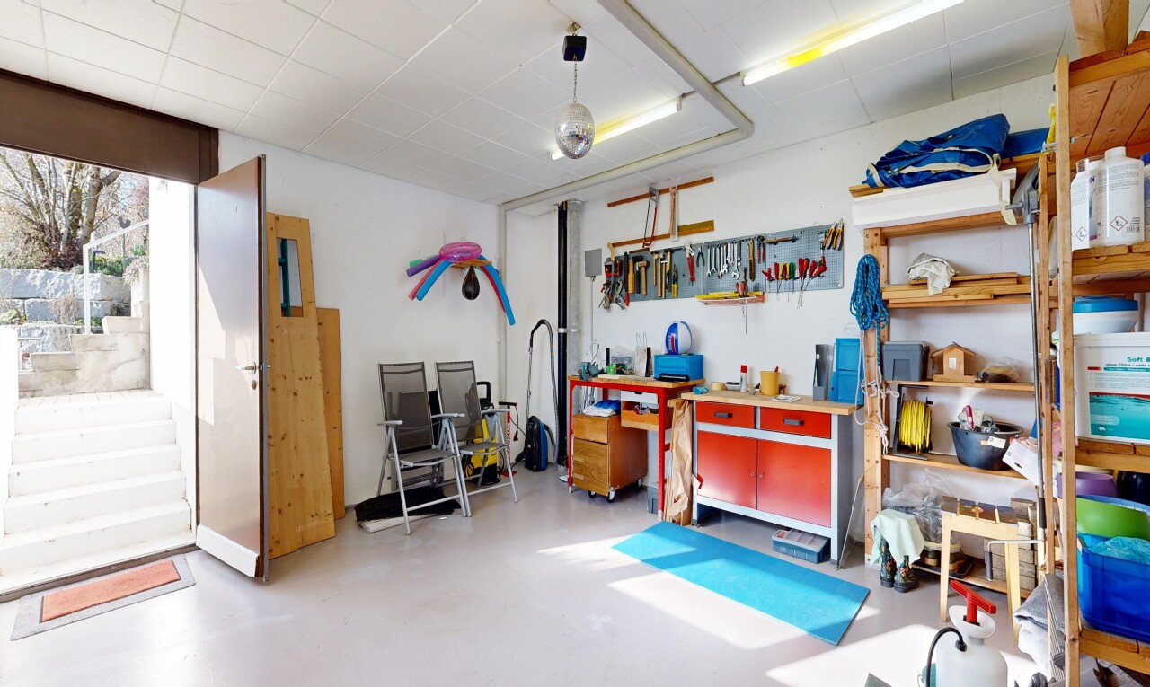 espace intérieur avec atelier, cloison sèche, drywall, finished concrete floor, et sol en béton