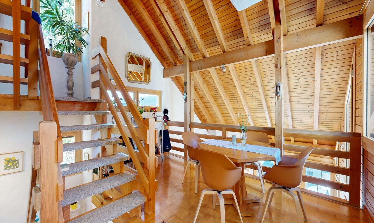 escaliers avec beamed ceiling, plafond à poutres, wood ceiling, plafond en bois, et wood finish floor