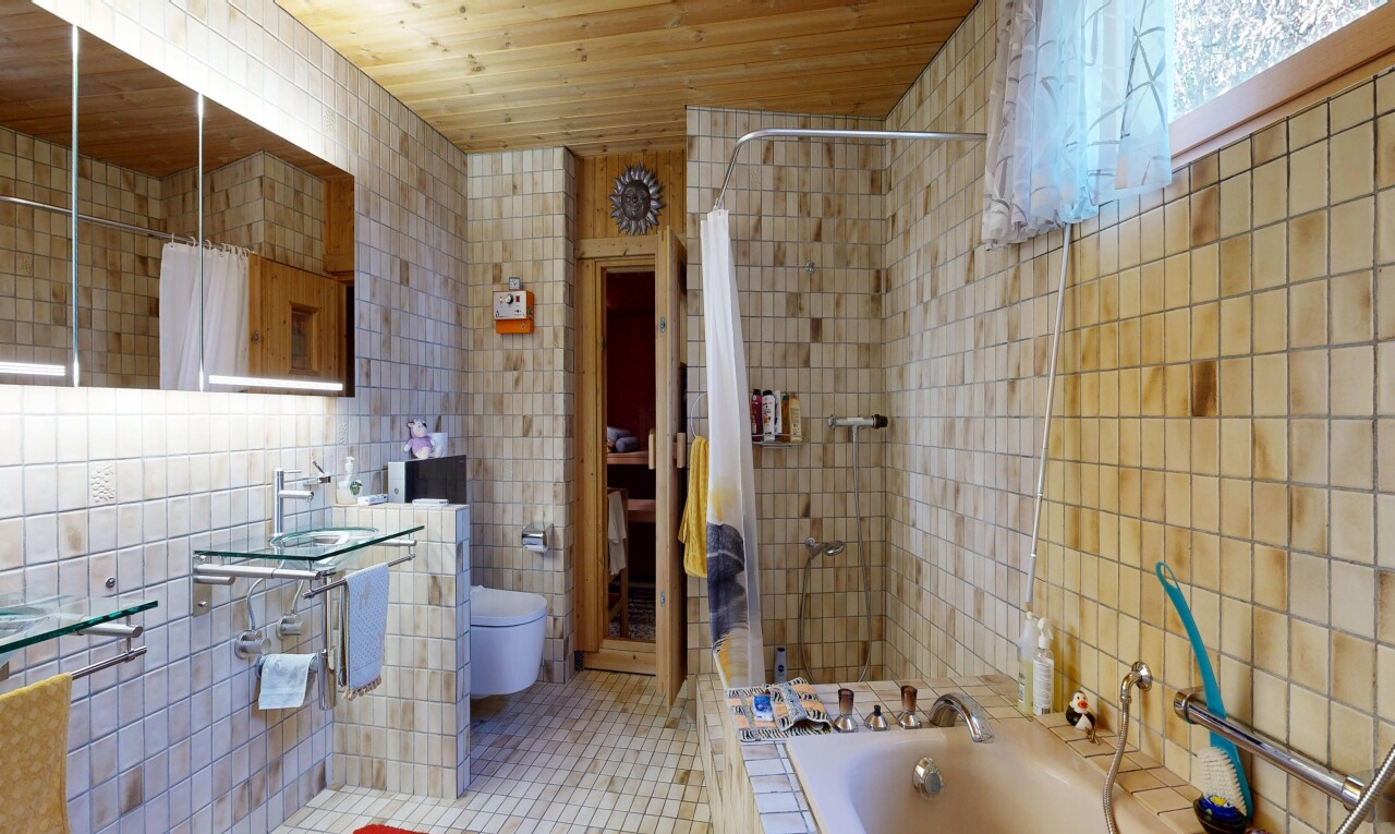 salle de bains avec tile wall, mur en carrelage, salle de bain complète, douche, et inside property