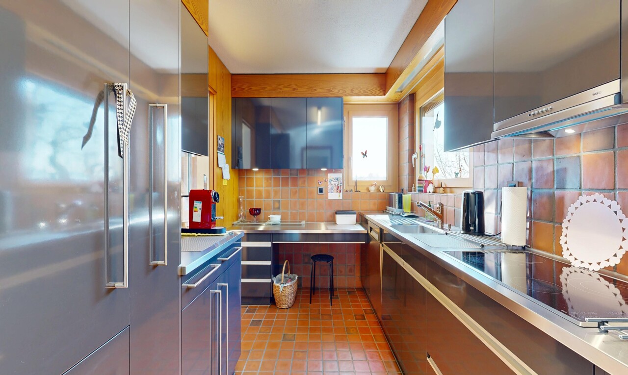 cuisine avec réfrigérateur, dosseret, backsplash, plaque de cuisson, et inside property