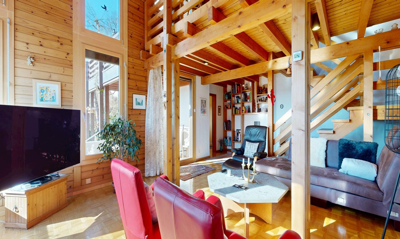 salon avec télévision, natural light, lumière naturelle, wood wall, et mur en bois