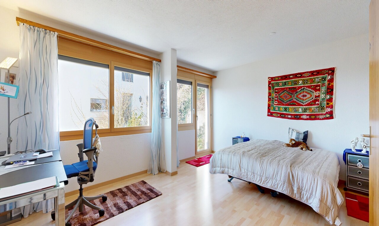 chambre avec cloison sèche, drywall, inside property, espace bureau, et lumière naturelle