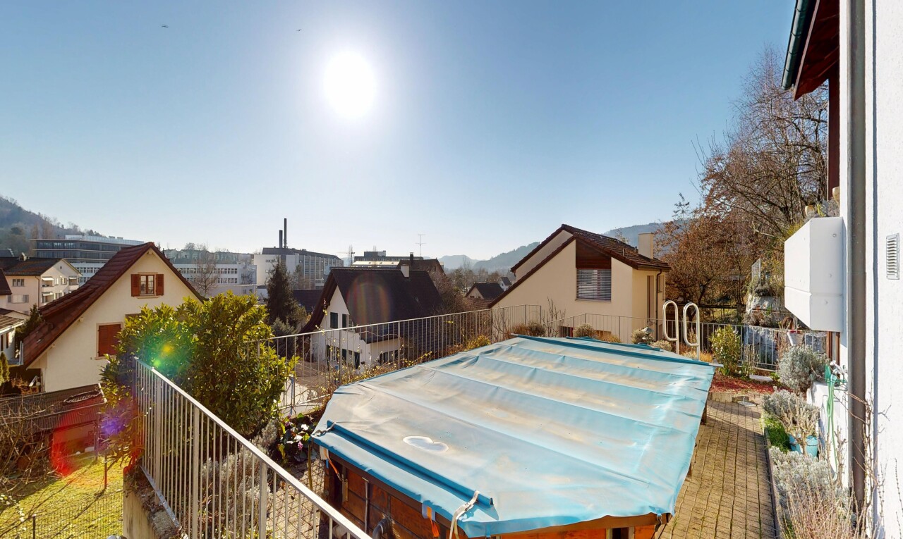 piscine avec clôture, day time, vue résidentielle, et residential view