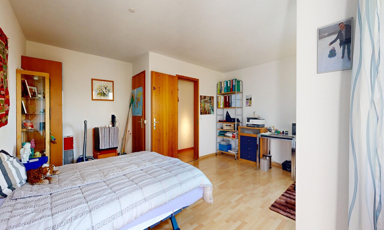 chambre avec sol en finition bois, wood finish floor, cloison sèche, drywall, et inside property