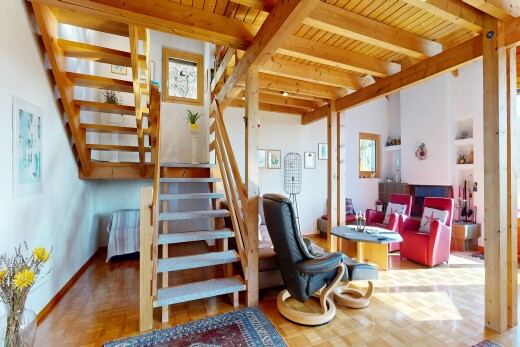 escaliers avec escaliers, inside property, wood finish floor, sol en finition bois, et beamed ceiling