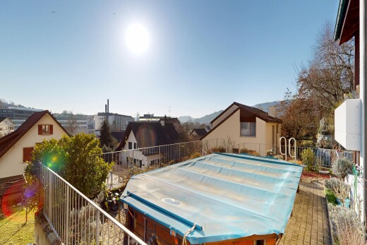 piscine avec clôture, day time, vue résidentielle, et residential view