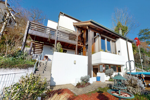 façade avec escaliers, day time, bardage en stuc, terrasse, et clôture