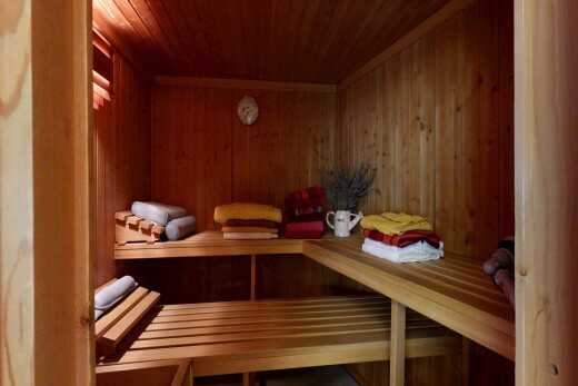 chambre avec sauna, plafond en bois, wood ceiling, inside property, et mur en bois
