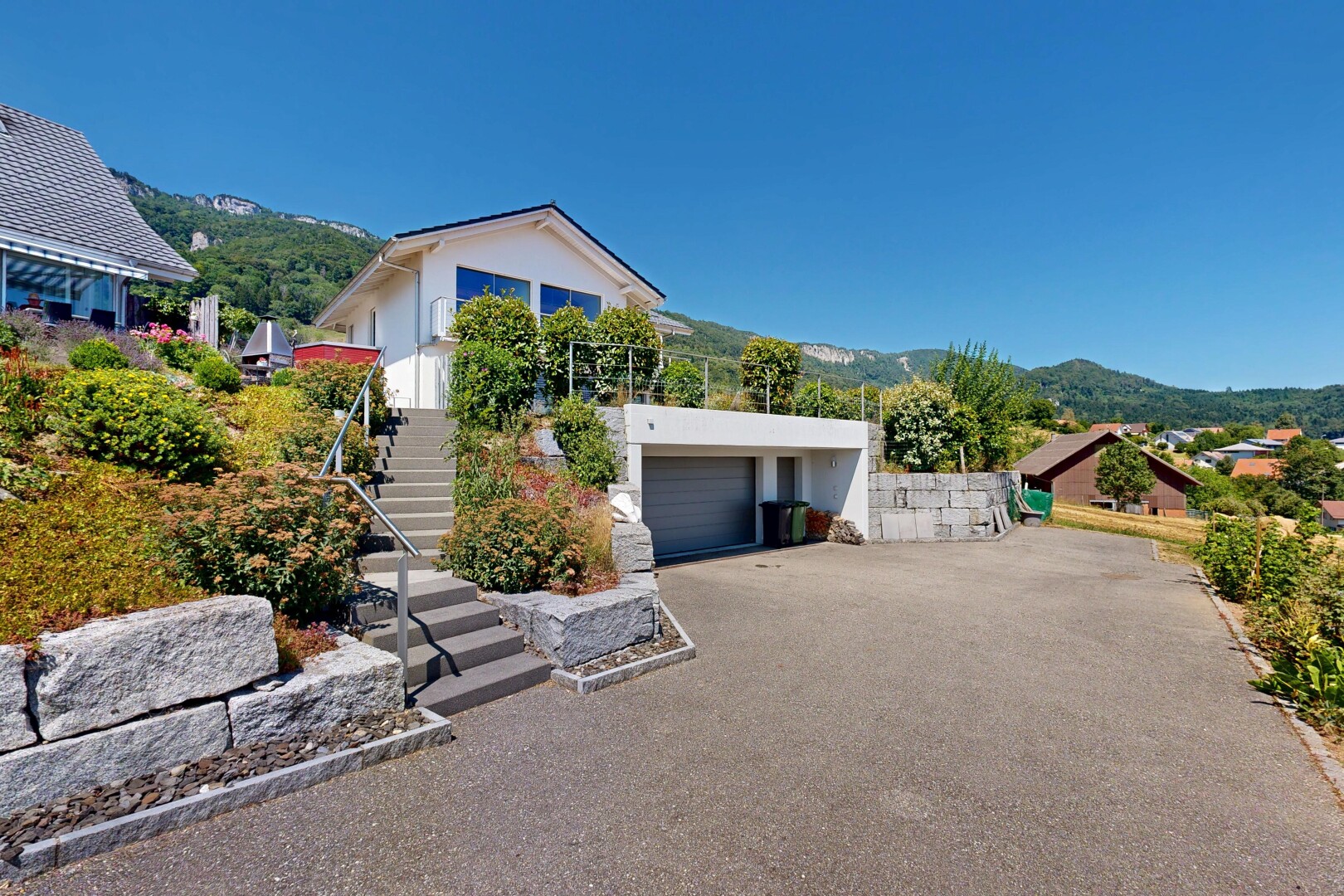 außenansicht mit blick auf die berge, mountain view, treppen, auffahrt, und day time