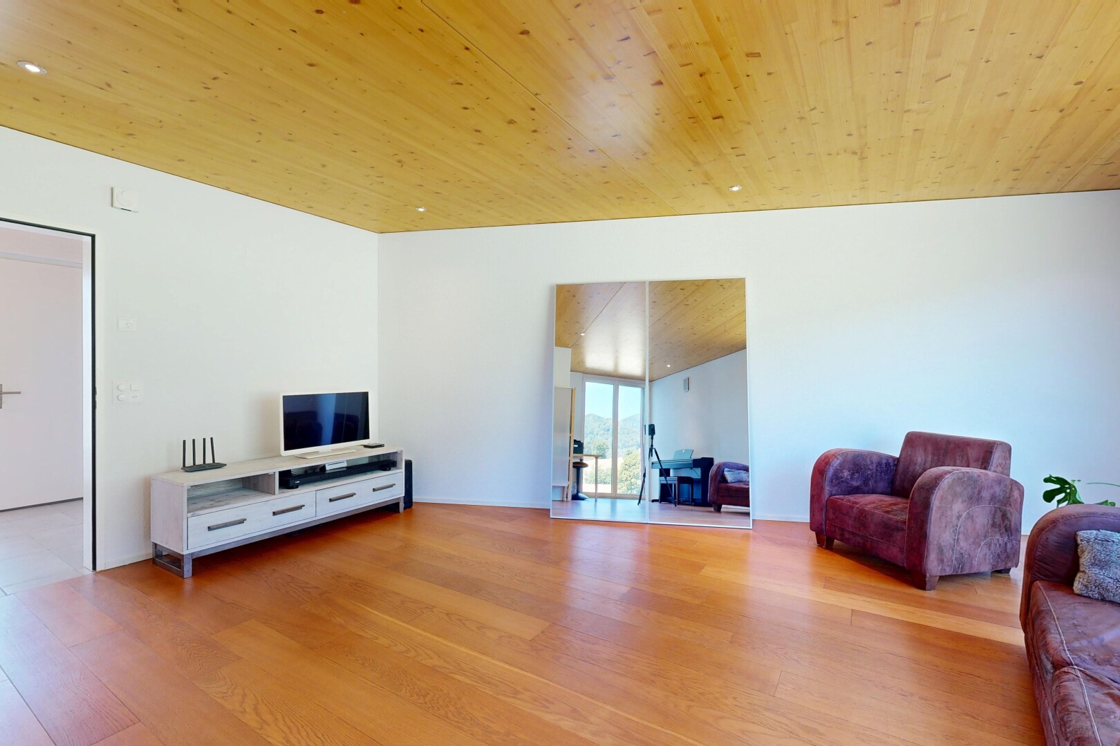 wohnzimmer mit wood ceiling, holzdecke, wood finish floor, holzfußboden, und inside property