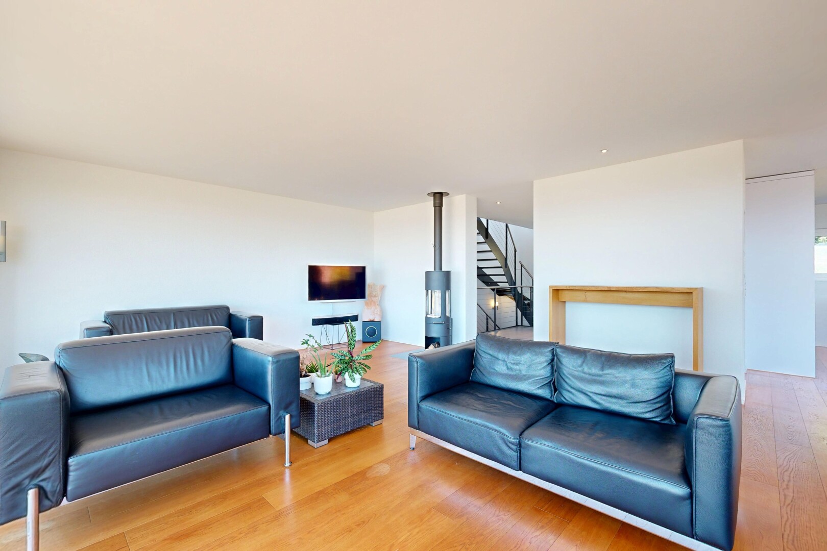 wohnzimmer mit wood finish floor, holzfußboden, drywall, gipskartonwand, und inside property