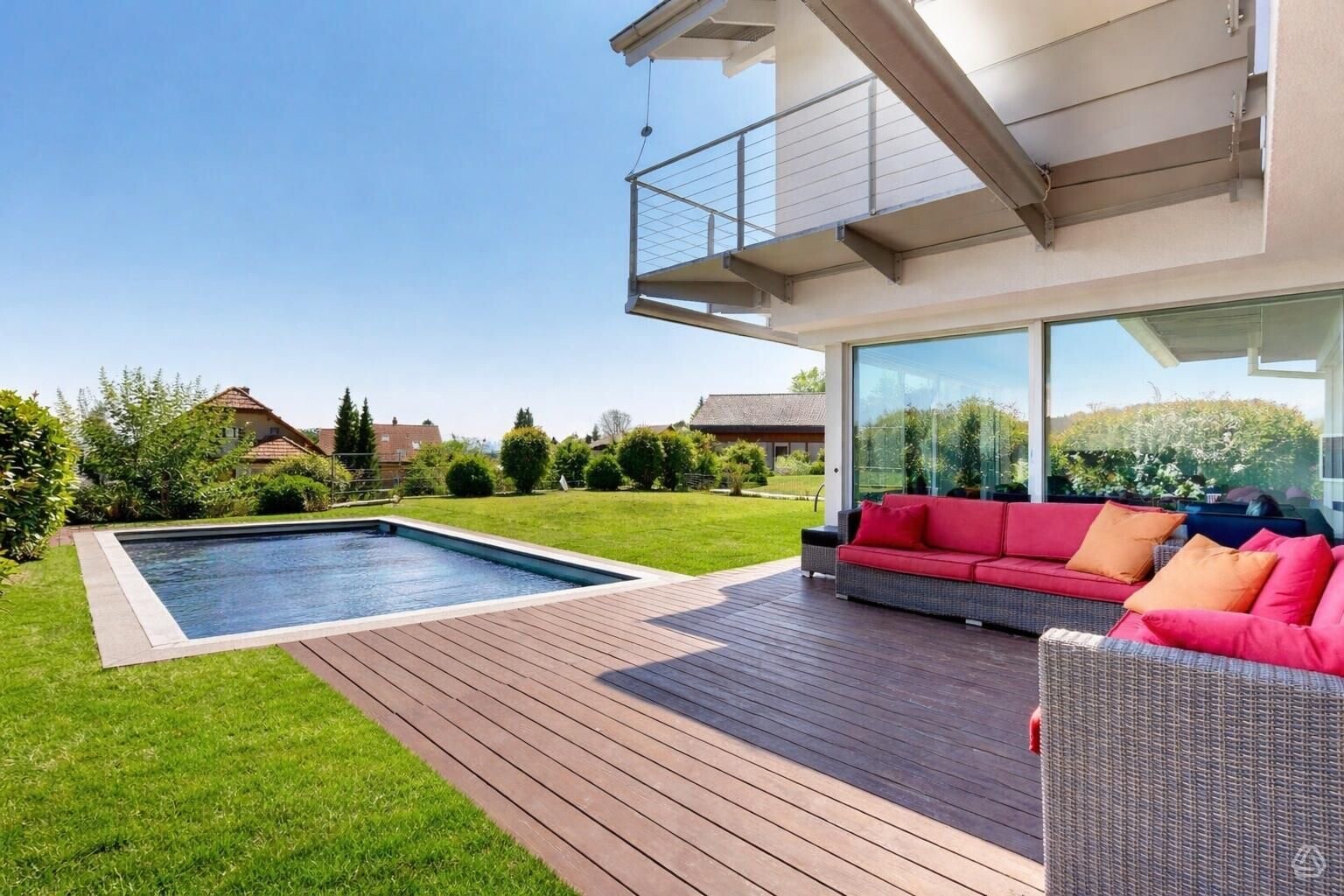 schwimmbad mit rasen, schwimmbad, balkon, day time, und deck