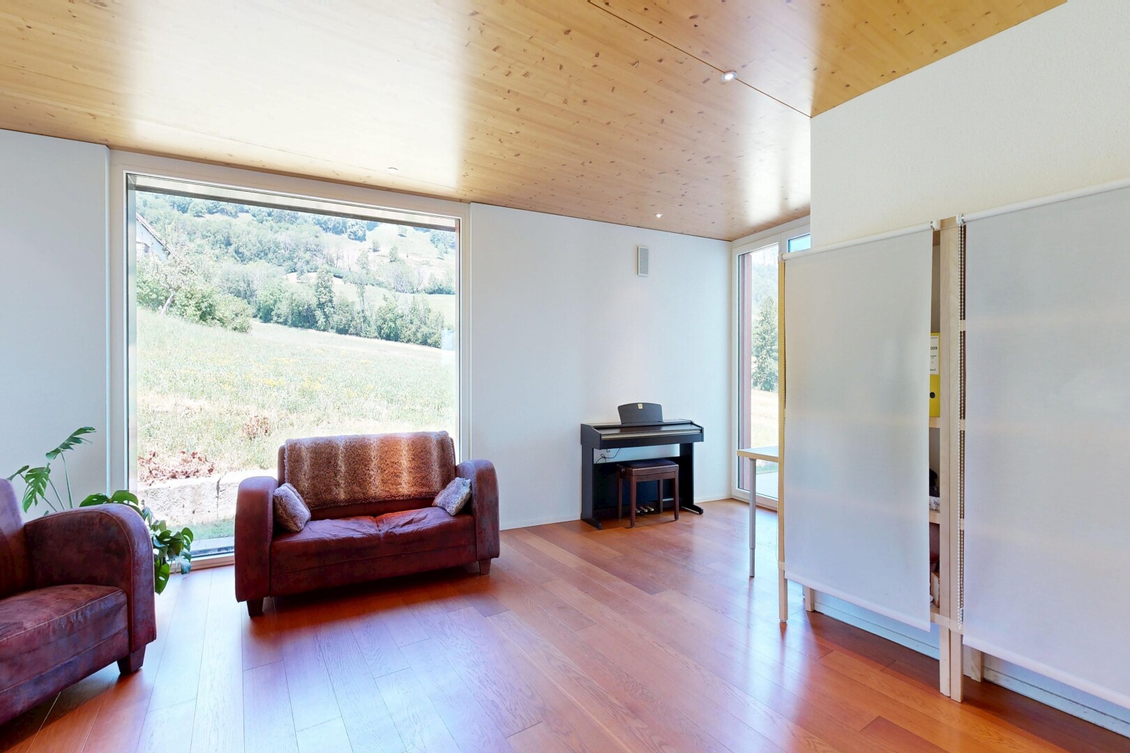 wohnzimmer mit inside property, gipskartonwand, drywall, holzfußboden, und wood finish floor
