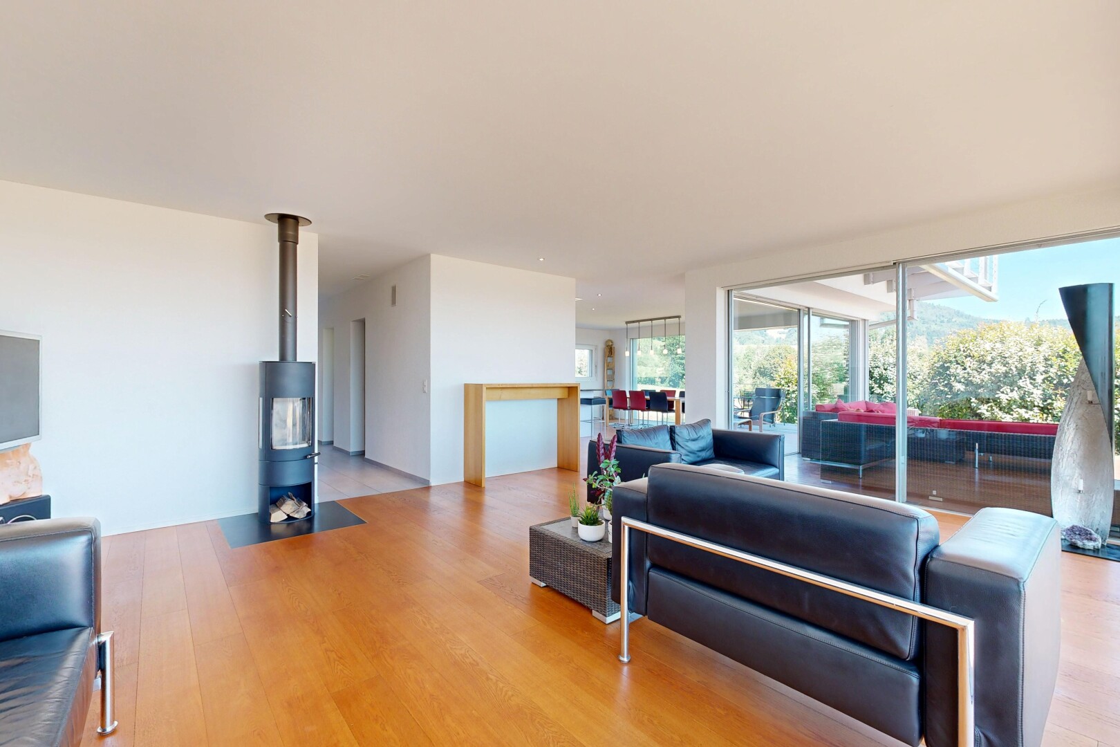 wohnzimmer mit inside property, wood finish floor, holzfußboden, natural light, und natürliches licht