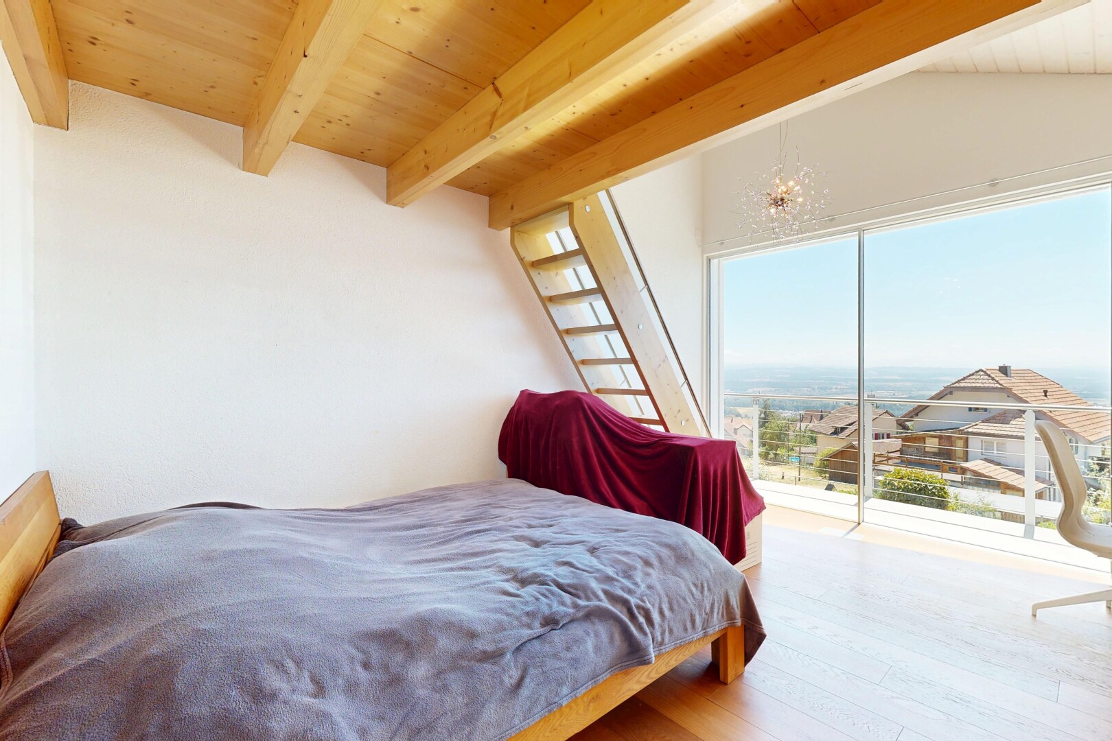 zimmer / schlafzimmer mit natürliches licht, natural light, balkendecke, beamed ceiling, und holzfußboden