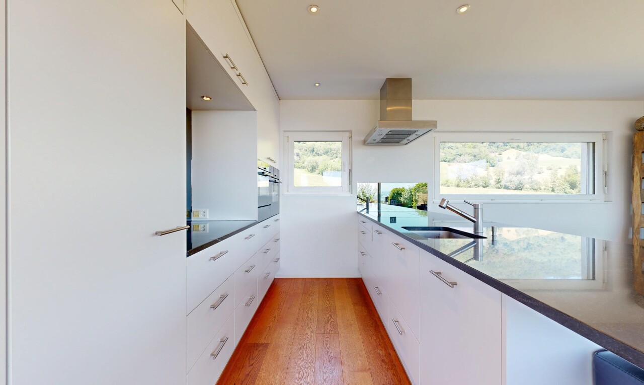 küche mit weiße schränke, white cabinets, holzfußboden, wood finish floor, und dunstabzugshaube