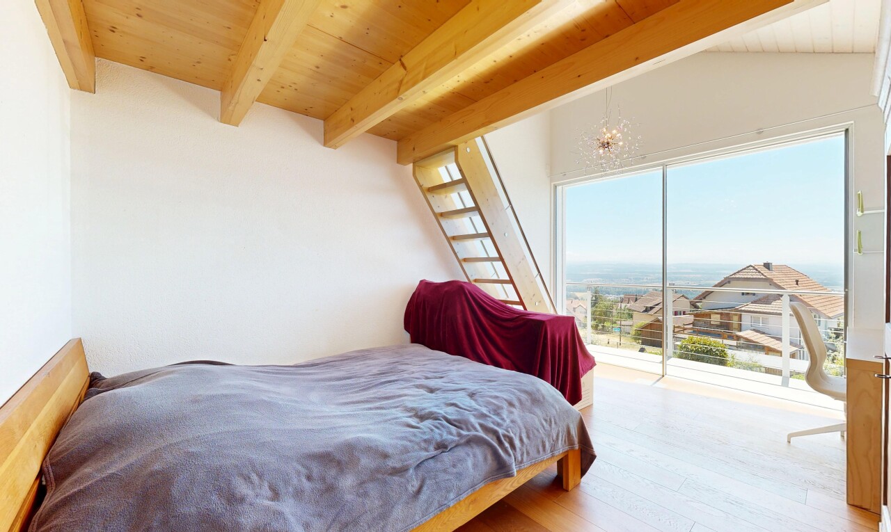 zimmer / schlafzimmer mit natürliches licht, natural light, balkendecke, beamed ceiling, und holzfußboden