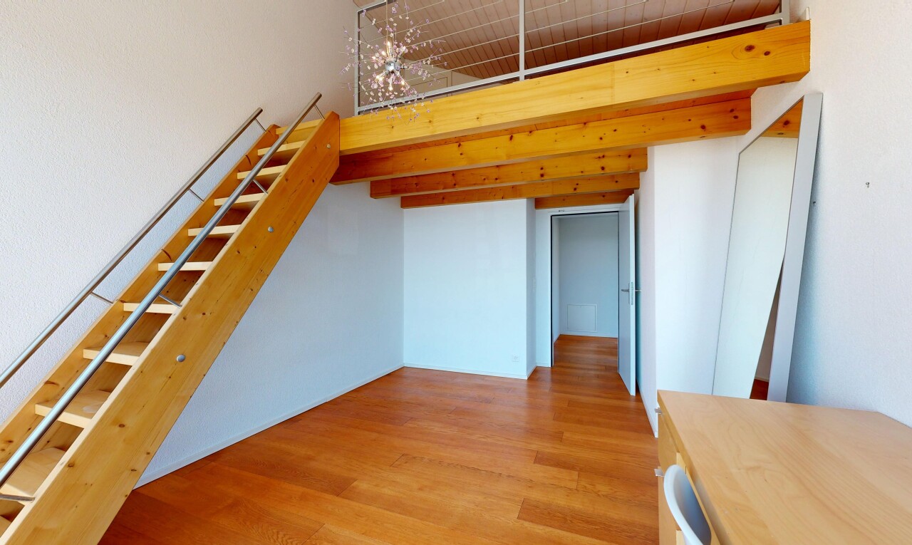 zimmer / schlafzimmer mit gipskartonwand, drywall, holzfußboden, wood finish floor, und inside property