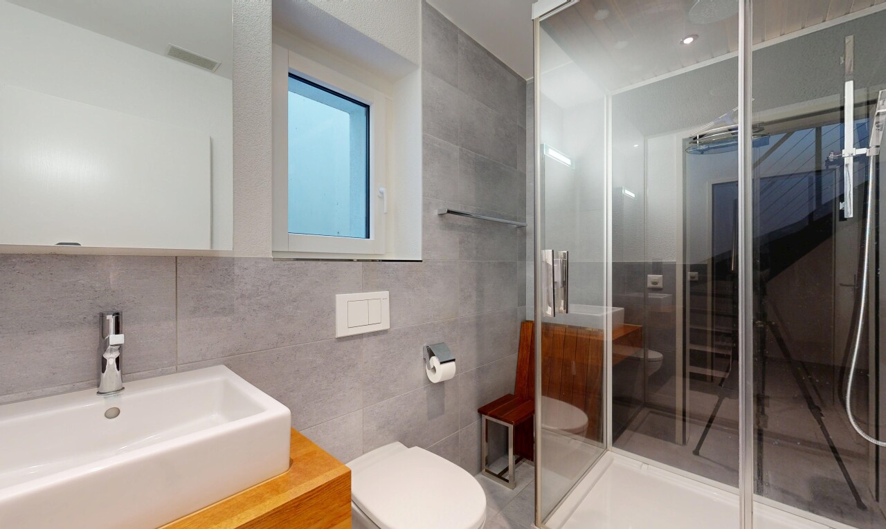 bad mit fliesenwand, tile wall, waschbecken, dusche, und komplettes badezimmer