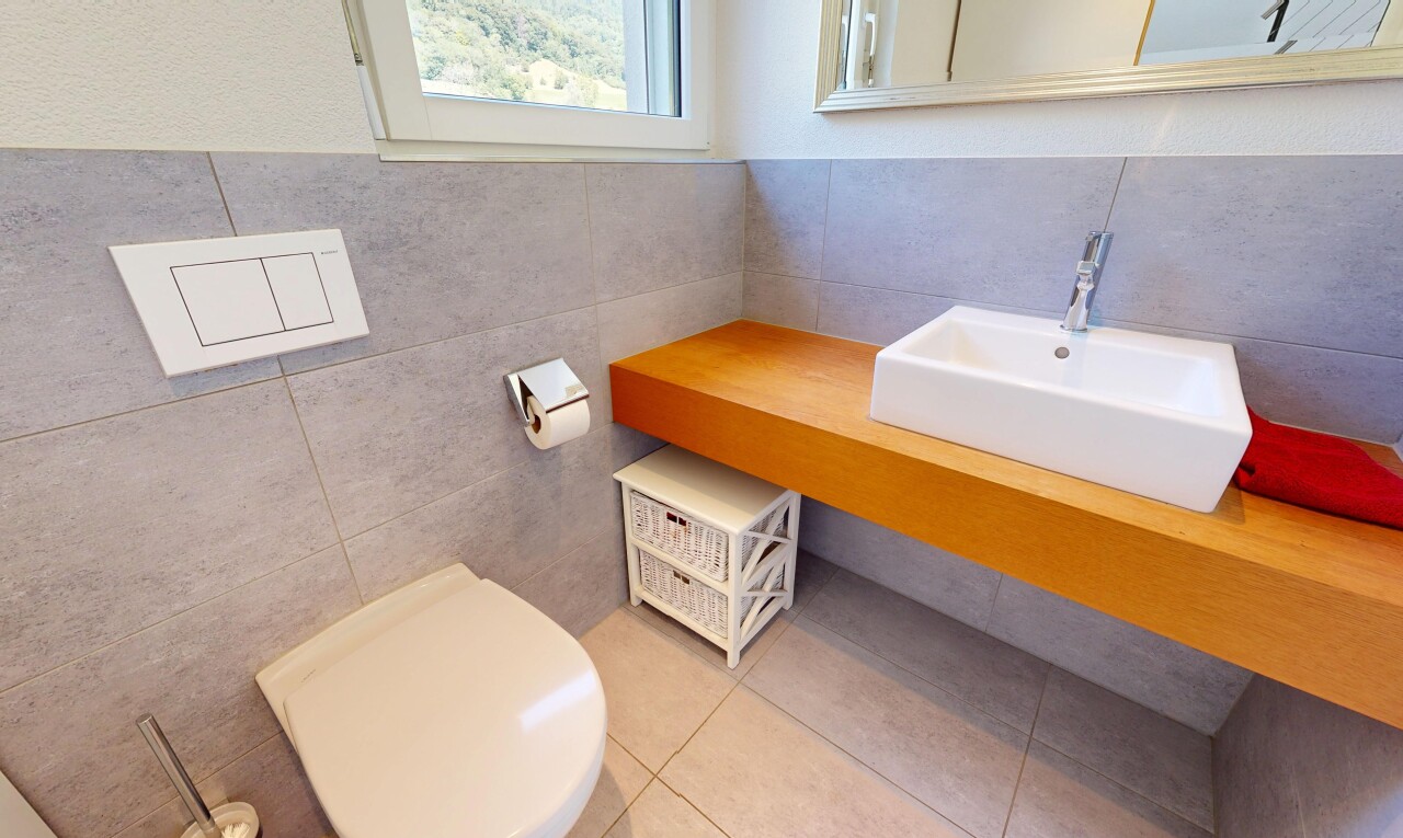 bad mit fliesenwand, tile wall, waschbecken, schminktisch, und inside property
