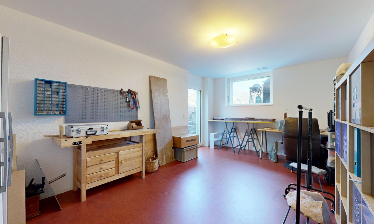 büro mit inside property, drywall, gipskartonwand, natural light, und natürliches licht