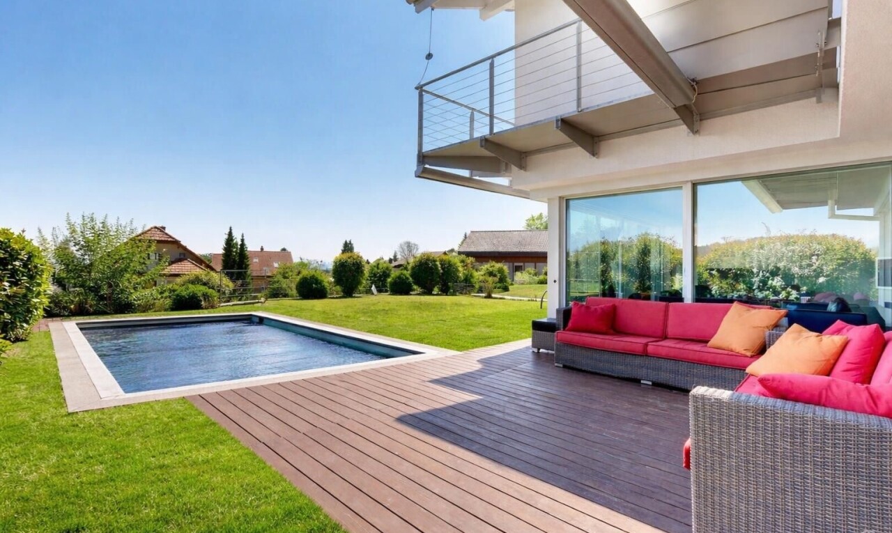 schwimmbad mit rasen, schwimmbad, balkon, day time, und deck
