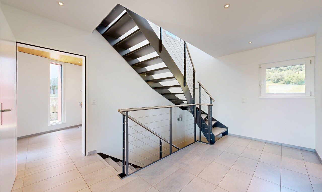 treppe mit natürliches licht, natural light, inside property, einbauleuchten, und recessed lighting