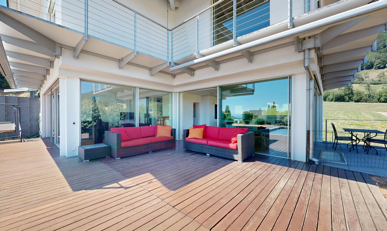 terrasse mit deck, property visible, balkon, wohnraum im freien, und day time