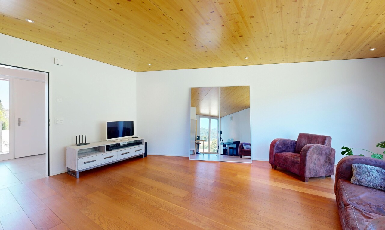 wohnzimmer mit wood ceiling, holzdecke, wood finish floor, holzfußboden, und inside property