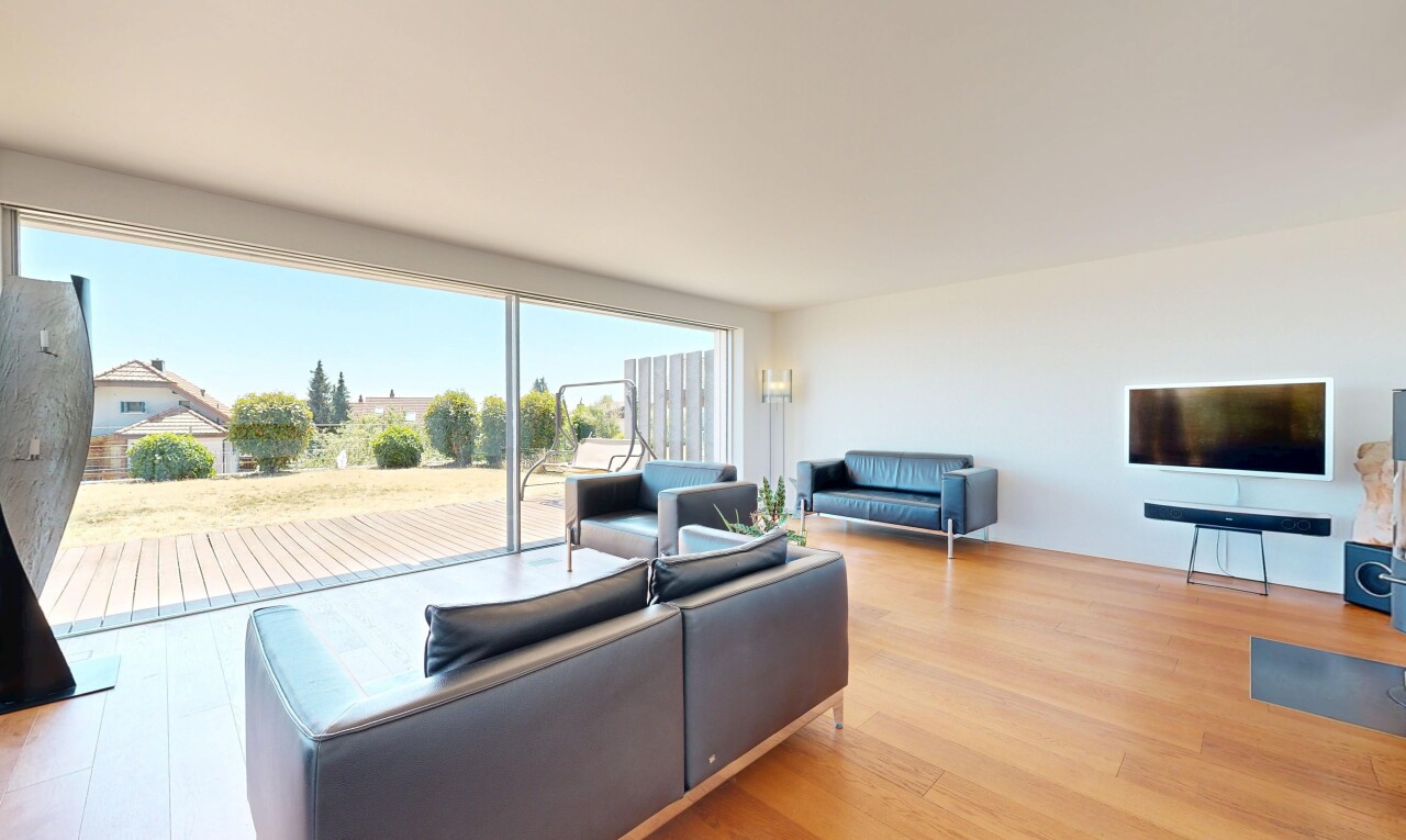 wohnzimmer mit holzfußboden, wood finish floor, gipskartonwand, drywall, und fernseher