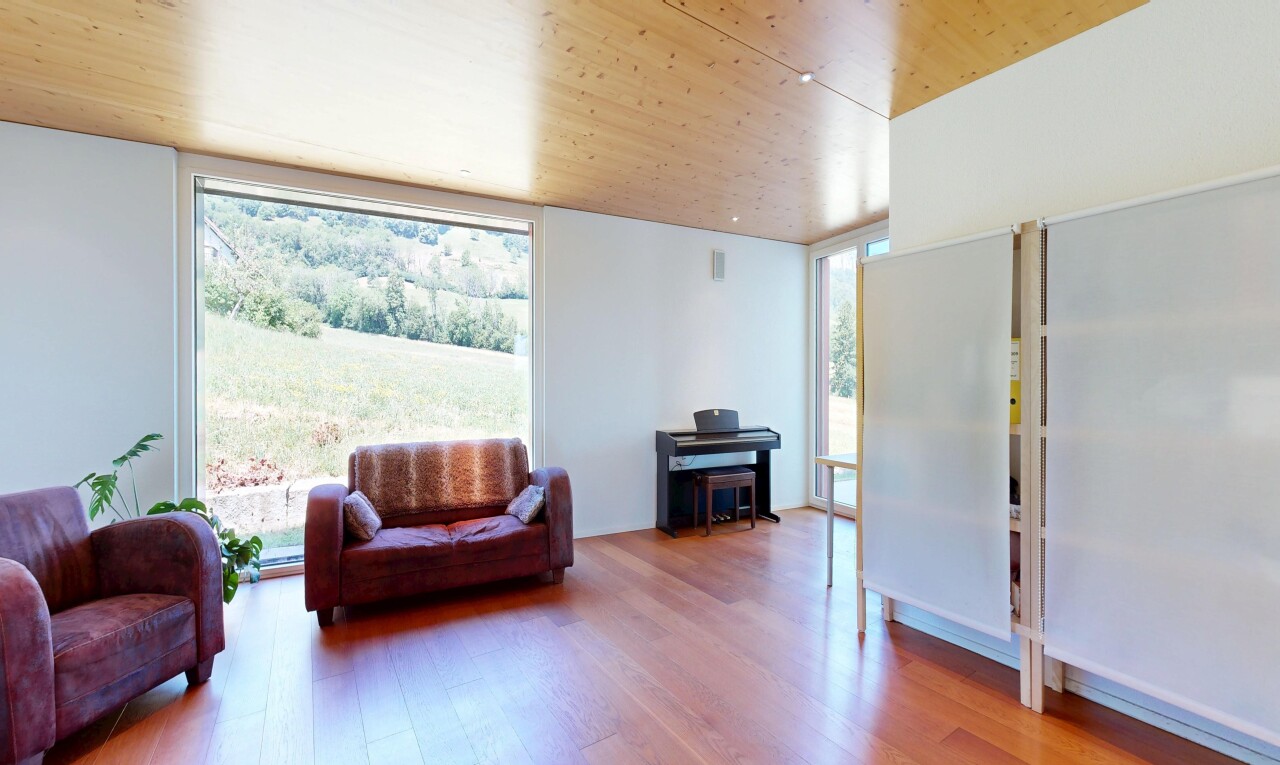 wohnzimmer mit inside property, gipskartonwand, drywall, holzfußboden, und wood finish floor
