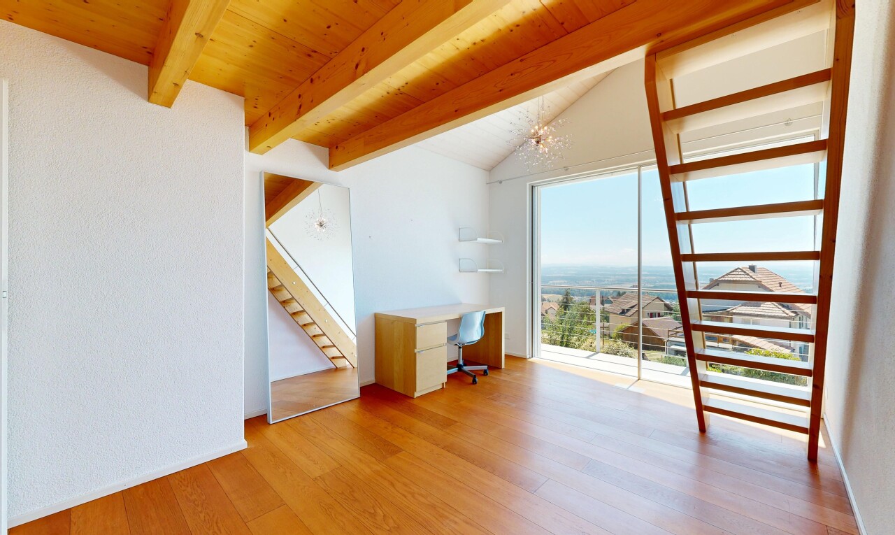 leerer raum mit treppen, balkendecke, beamed ceiling, inside property, und natürliches licht