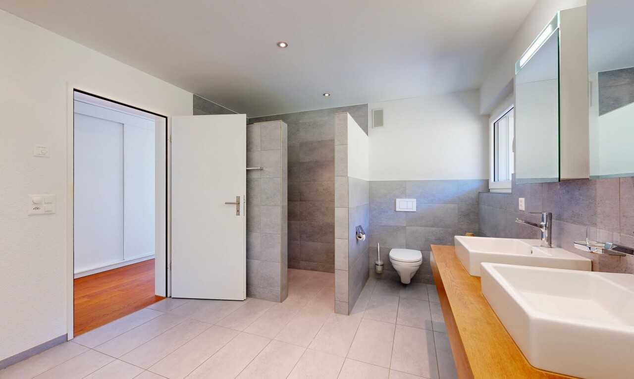 bad mit doppelwaschtisch, komplettes badezimmer, inside property, spiegel, und gipskartonwand