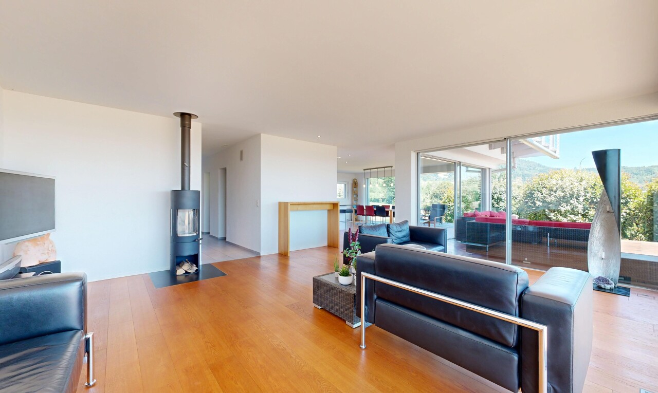 wohnzimmer mit inside property, wood finish floor, holzfußboden, natural light, und natürliches licht