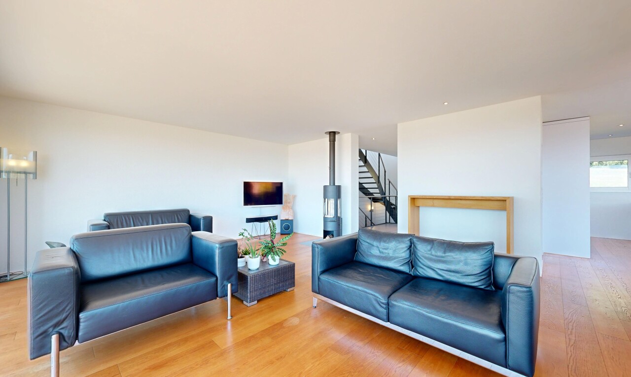 wohnzimmer mit wood finish floor, holzfußboden, drywall, gipskartonwand, und inside property