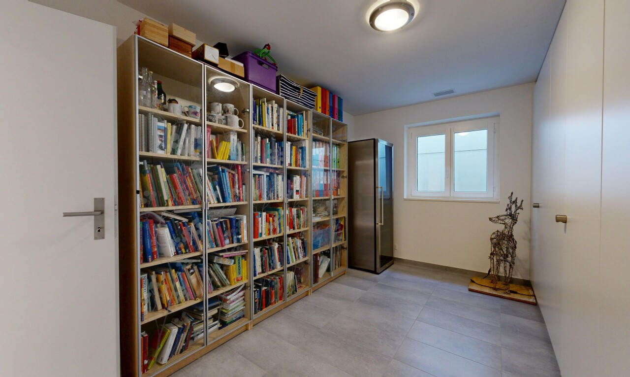 zimmer / schlafzimmer mit kühlschrank, light floor, gipskartonwand, drywall, und natürliches licht