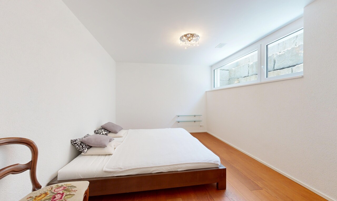 zimmer / schlafzimmer mit natural light, natürliches licht, inside property, wood finish floor, und holzfußboden