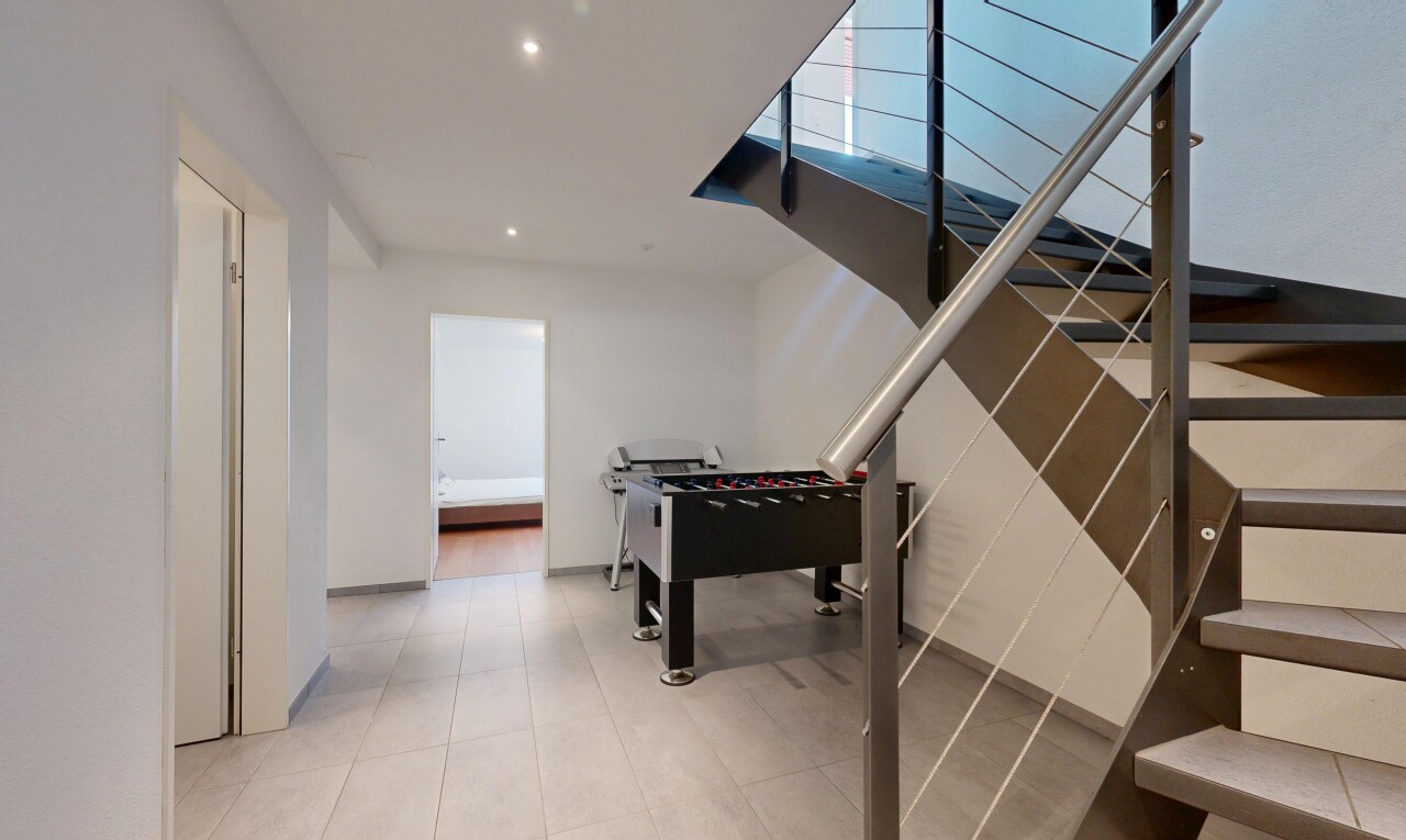 treppe mit drywall, gipskartonwand, baseboards wall, sockelleisten, und recessed lighting