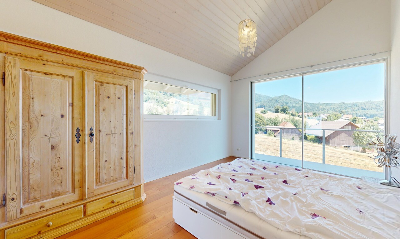 zimmer / schlafzimmer mit holzfußboden, wood finish floor, gipskartonwand, drywall, und inside property